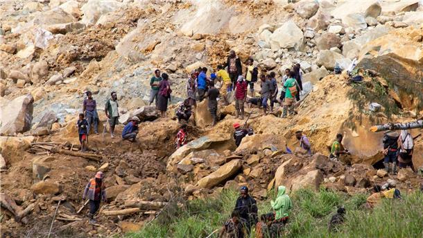 Angst vor neuen Erdrutschen in Papua-Neuguinea Dorfbewohner in Yambali suchen nach Überlebenden.