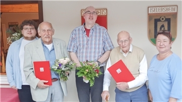 Doris Brandt, Vorsitzende der Bremervörder SPD, und ihr Stellvertreter Lukas Hinz (links) mit den geehrten langjährigen Sozialdemokraten Heinrich Tiedemann (von links), Carsten Oetjen und Willi Voss.