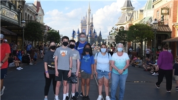 Doris Orvis mit ihrer Familie in Disney World, Florida