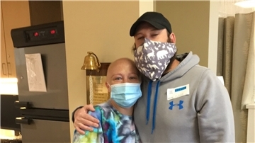 Doris Sorrells Tochter Chelsea und deren Ehemann Daniel nach der letzten Chemotherapie.