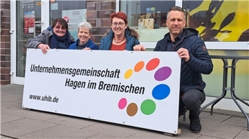 Doris Walleit (v.l.), Rita Hogrewe, Petra Klipp und Stefan Wesenberg von der Unternehmergemeinschaft freuen sich auf den Staudenmarkt am Sonntag, an dem auch die Geschäfte geöffnet haben. 
