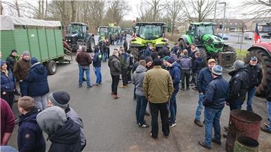 Dort kommt kein Aldi-Lastwagen mehr durch: Landwirte haben sich vor dem Aldi-Zentrallager in Beverstedt versammelt, um gegen die Aldi-Preispolitik zu protestieren.