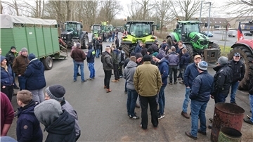 Dort kommt kein Aldi-Lastwagen mehr durch: Landwirte haben sich vor dem Aldi-Zentrallager in Beverstedt versammelt, um gegen die Aldi-Preispolitik zu protestieren.