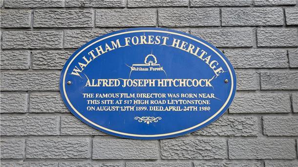 Dort, wo das Geburtshaus von Alfred Hitchcock stand, erinnert nun eine blaue Plakette an den Regisseur.
