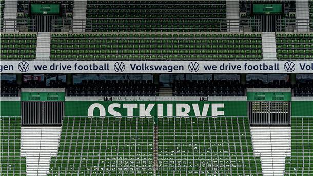 Dort, wo sonst die treuesten Fans von Werder Bremen stehen, war nur eine große Leere. Die Ostkurve im Weserstadion ohne Zuschauer ist das Symbolbild für das, was dem Fußball bei Geisterspielen fehl: die Emotionen.