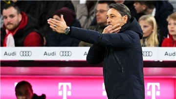 Dortmund-Trainer Niko Kovac ärgert sich im Topspiel in München über den Schiedsrichter.
