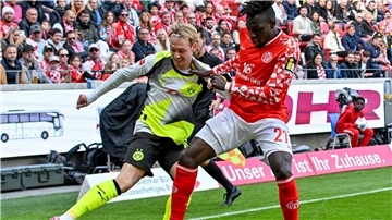 Dortmunds Julian Brandt (l) rückte gegen den FSV Mainz 05 kurzfristig in die Startelf und glänzte dann mit zwei Vorlagen.