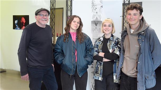 Schau in der Arbeitnehmerkammer: Studenten setzen sich mit Kafka auseinander Dozent Axel Stiehler (von links) konnte seine Studentinnen und Studenten Janina Reusch, Annika Bartz und Finn Kuhlmann mit seiner Kafka-Begeisterung anstecken.