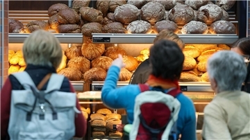 Nordenham und Butjadingen: Hier gibt‘s am 31.Oktober Brötchen Kunden stehen in der Bäckerei und kaufen Brote.