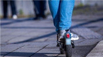 Es ist ein E-Scooter Fahrer zu sehen. 