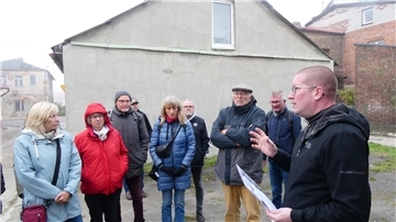 Dr. Andreas Kahrs (rechts), Historiker und Mitarbeiter des Bildungswerks Stanislaw Hantz, leitete die Erkundungsfahrt des Gedenkstättenvereins Sandbostel.