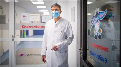 Dr. Axel Renneberg ist Chefarzt der Klinik für Kinder- und Jugendmedizin in Bremerhaven. Die befindet sich seit einem Jahr am Klinikum Reinkenheide.