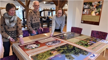 Dr. Christiane Looks, ihr Mann Joachim und Museumsleitern Kerstin Thölke bereiten die Ausstellung vor. 