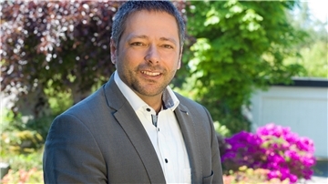 Dr. Denis Ugurcu  wohnt in Schiffdorf.