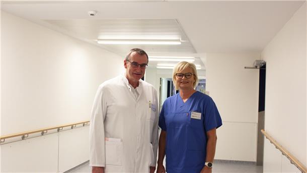 Dr. Ferdinand Petrat, Leiter des Endo-Prothetik-Zentrums, und Physiotherapeutin Andrea Hagel informieren über Gelenkersatzoperationen.