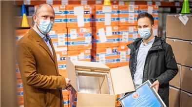 Dr. Florian Siedenburg (links) und Lukas von See von der Firma Ecocool zeigen die Kühlkisten. Sie werden in Bremerhaven für den nächsten Einsatz aufbereitet.