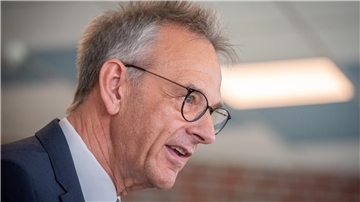 Dr. Franz-Peter Engling, weiße kurze Haare, Brille, lächelnd in einer Seitenansicht.