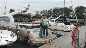 Dr. Gerrit Günther (47) und seine Frau Dr. Inka Günther (45) haben am Abend des 27. Juni 2021 drei gekenterte, erschöpft im Wasser treibende Rudernde aus der Weser gerettet und an Bord ihrer Motoryacht "Van Helsing" gezogen.
