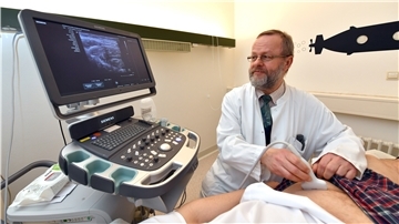 Dr. Gunnar Wagner bei einer Ulatraschalluntersuchung.