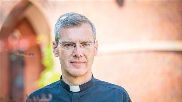 Dr. Heiner Wilmer, der katholische Bischof der Diözese, kommt immer wieder auch ins Dekanat Bremerhaven – wie hier in die Herz-Jesu-Gemeinde in Lehe.