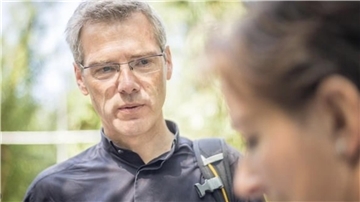 Dr. Heiner Wilmer im Gespräch mit Susanne Schwan. Wilmer ist seit September 2018 katholischer Bischof von Hildesheim und kommt regelmäßig zu Besuch ins Dekanat Bremerhaven/Cuxhaven. Als Vorsitzender der deutschen katholischen Gesellschaft Justitia et Pax und gewählt zum "Sozialbischof" der Deutschen Bischofskonferenz ist der 63-Jährige weltweit unterwegs, besucht Kriegsgebiete ebenso wie Orte, wo soziale Hilfe dringend not tut, zuletzt besuchte er Bolivien und Israel - als erster katholischer Bischof weltweit, im November 2023.