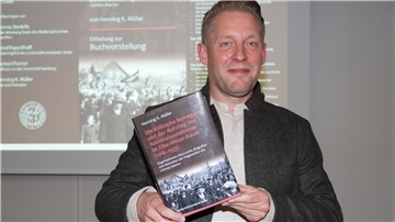 Dr. Henning Müller