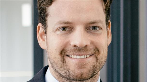 Neue Jobs winken in Hafen- und Logistikbranche ein Mann mit Bart lächelt in die Kamera