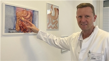 Das Foto zeigt den Chefarzt des Adipositas-Zentrums Wesermarsch, Dr. Jan Hendrik Herrfurth.