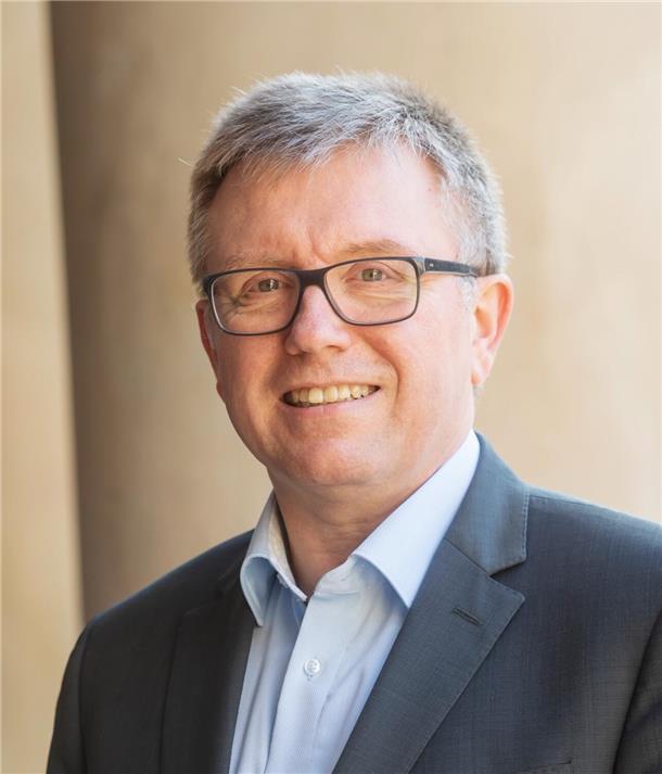 Joachim Schuster übernimmt das Amt von Hermann Schulte-Sasse beim Paritätischen Mann mit grauen Haaren und Brille , lächelt
