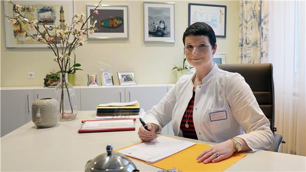 Dr. Jördis Frommhold sitzt in ihrer Praxis. In der Median-Klinik in Heiligendamm untersucht sie Langzeitschäden, die durch eine Corona-Erkrankung entstanden sind.