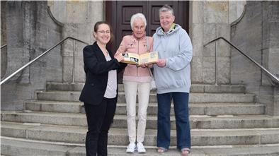 Dr. Julia Kahleys, Leiterin des Stadtarchivs (links), freut sich, dass Heide Lange (Mitte) und Astrid Röhling-Horn ihr das Fan-Album von Jutta Gaudig übergeben.