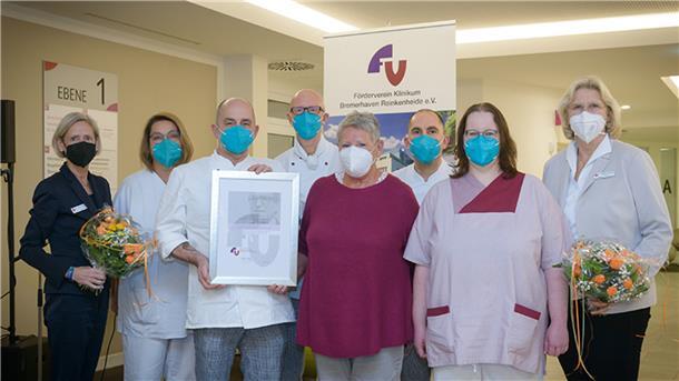 Dr. Kristin Drechsler (Geschäftsführung des KBR, von links), Sabine Bötjer (Küchenleitung), Peter Gauer (stellvertretende Küchenleitung), Sigrid Martens (Küchenteam), Anke Zülch (Förderverein), Stefan Beims (Küchenteam), Friederike Käufer (Küchenteam), Verena Bache-Wittmar (Leitung Wirtschafts- und Versorgungsdienste) freuen sich über die Auszeichnung. 