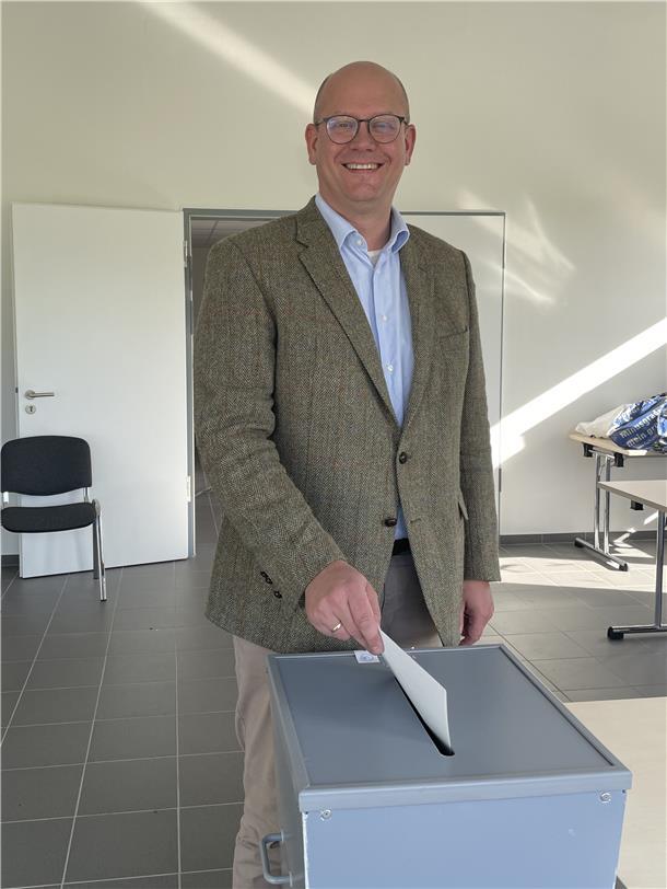 Dr. Marco Mohrmann (CDU) gibt seine Stimme ab.