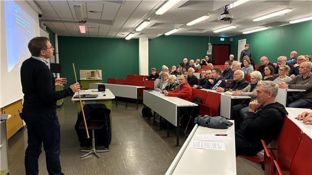 Dr. Markus Hundertmark sprach im Hörsaal des Gymnasiums vor 57 Zuhörern.