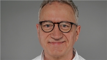Dr. Peter Petarus, leitender Oberarzt für Unfallchirurgie und Orthopädie im St.- Bernhard-Hospital, übernimmt ab 4. Januar 2024 die Sprechstunden in der chirurgischen MVZ-Praxis.