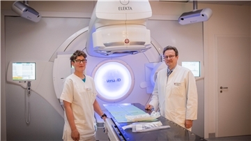 Swaantje Engel, Medizinische Technologin für Radiologi,e und Razvan M. Galalae, Chefarzt der Klinik für Radio-Onkologie vor dem Linearbeschleuniger.