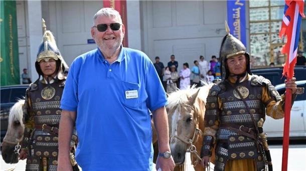Vareler Bürger erlebt in Mongolei eine Krankenhaus-Odyssee Dr. Rolf Wildförster aus Varel, ehemaliger Vorsitzender des DRK-Kreisverbandes Wesermarsch, hat nach einem Knöchelbruch in der Mongolei eine Odyssee hinter sich bringen müssen.