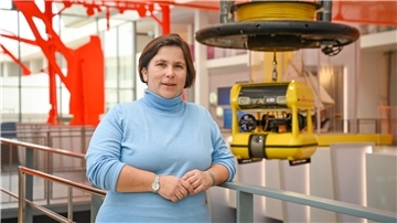Dr. Ruth Schilling, hier in der 2024 eröffneten neuen Dauerausstellung im Bangert-Bau, erläutert im Interview, ihre Zukunftsperspektive fürs Museum.