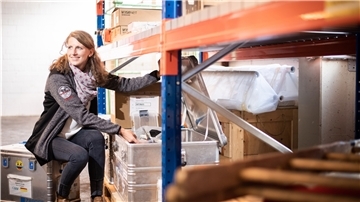 Dr. Stefanie Arndt, Wissenschaftlerin am Bremerhavener Alfred-Wegener-Institut, packt die letzten Kisten für die Antarktis-Expedition. Allein die Meereis-Gruppe wird rund eine Tonne Material und Ausrüstung anliefern.