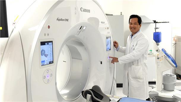 Dr. Timo Phung, Chefarzt des Instituts für Radiologie am KBR, ist begeistert vom neuen Computertomographen. Das Gerät zählt weltweit zu den Computertomographen mit der besten zeitlichen Auflösung.