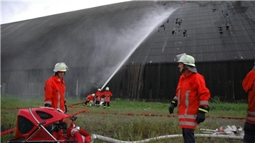 Dramatische Stunden erlebten am 2. September 2010 rund 80 Nordenhamer Feuerwehrleute. Die 30 Meter hohe Lagerhalle der Midgard in Blexen stand in Flammen.
