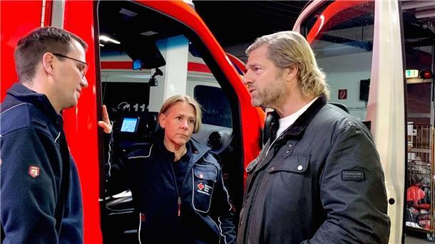 Drehabeiten zur Sendung „Einsatz für Henning Baum“ mit Henning Baum (r.).