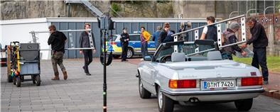 Dreharbeiten zu „Mord oder Watt“ vor der Strandhalle: Der Mercedes-Oldtimer von André Schlüter wird dabei in Szene gesetzt.