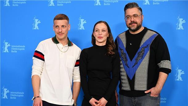 Die Filmstarts der Woche Drehbuchautor Felix Lobrecht (l-r), Schauspielerin Franziska Wulf und Regisseur David Wnendt auf der Berlinale.