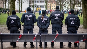 Mehrere Polizisten, Rückansicht.