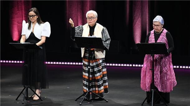 Frankfurter Buchmesse startet im Spannungsfeld der Emotionen Drei Autorinnen von den Philippinen sind Teil der Eröffnungsfeier.