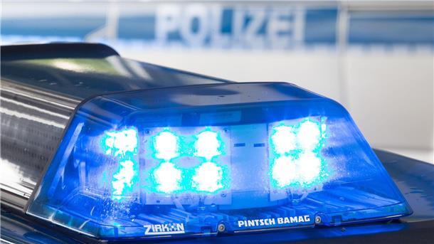 25-Jährige bei Unfall auf A2 schwer verletzt Drei Fahrzeuge kollidieren auf der A2. (Symbolbild)