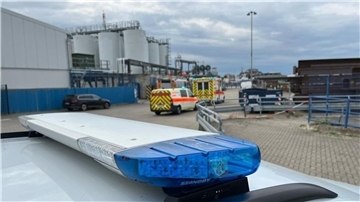 Drei Feuerwehrfahrzeuge, ein Rettungs- und ein Notarztwagen fuhren zum Lübbertkai. 