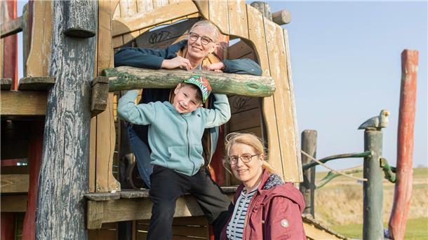 Oma, Tochter und Enkel auf dem Spielplatz