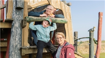 Oma, Tochter und Enkel auf dem Spielplatz